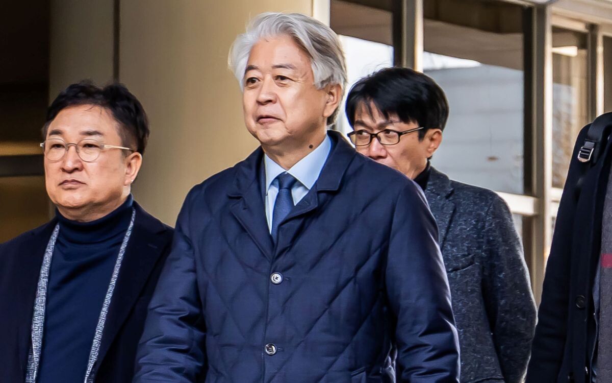 불법 정치자금 혐의를 받는 노웅래 전 더불어민주당 의원이 26일 오전 서울중앙지방법원에서 열린 1심 선고 공판에 출석하고 있다. 사진=최준필 기자