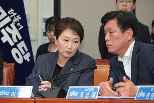 8월 4일 오전 서울 여의도 국회에서 열린 더불어민주당 최고위원회의에 참석한 이언주 최고위원이 조승래 사무총장과 얘기를 나누고 있다. 사진=이종현 기자