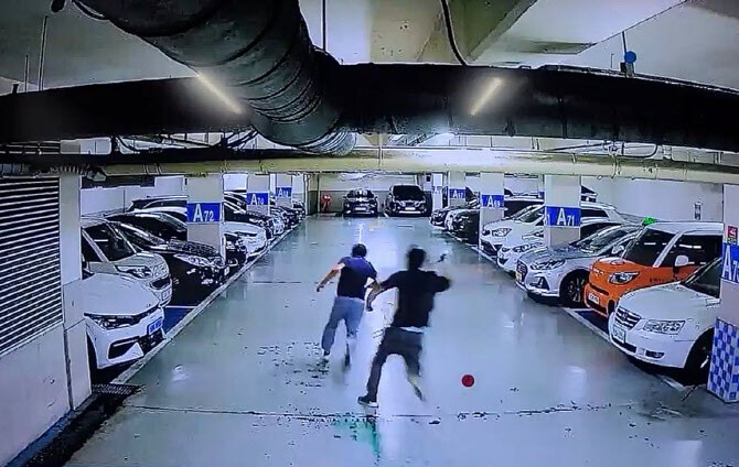 7월 인천 부평구의 한 아파트 지하주차장에서 피의자가 도망가는 중소기업 대표를 쫒아가고 있다. 사진=인천지방검찰청