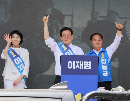 2018년 6월 지방선거에 나선 고 정동균 전 양평군수가 당시 이재명 경기지사 후보 부부와 함께 합동연설회에서 지지를 호소하고 있다. 사진=김현술 기자