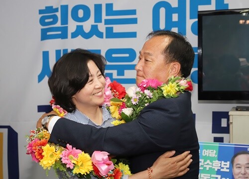 2018년 6월 13일, 738표 차로 승리했을 때 기쁨을 나누는 고 정동균 전 양평군수와 박은미 여사. 사진=김현술 기자