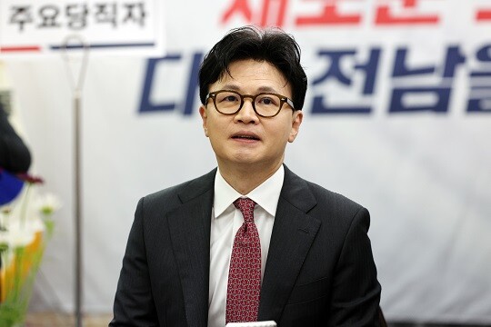 2025년 8월 11일 오후 광주 서구 홀리데이인 광주호텔에서 열린 김화진 국민의힘 전남도당 위원장 취임식에서 한동훈 전 대표가 당원들에게 인사하고 있다. 사진=연합뉴스