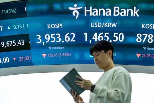 서울 중구 하나은행 딜링룸 전광판에 지수가 표시되고 있다. 사진=최준필 기자