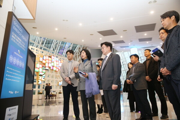 인천경제청은 27일 송도지타워에서 윤원석 인천경제청장, 한미숙 ㈜헤리트 대표 등이 참여한 가운데 IFEZ 제로에너지스마트시티 통합플랫폼 구축사업 시연회를 개최했다. 사진=인천경제청 제공