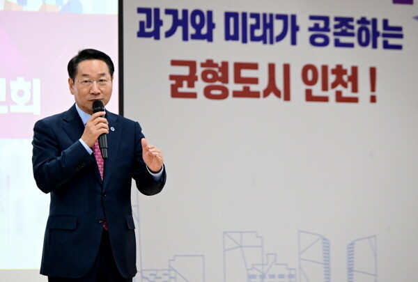유정복 인천시장이 27일 중구 상상플랫폼에서 열린 '시민과 함께하는 2026년 주요업무보고회(균형발전)'에서 인사말을 하고 있다. 사진=인천시 제공