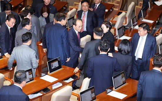 신상발언 이후 국민의힘 의원들과 악수하는 추경호 의원. 사진=박은숙 기자