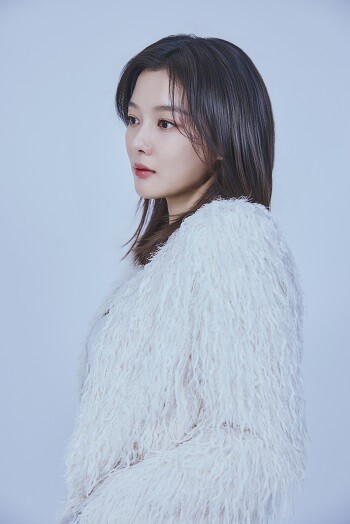 응원받지 못하는 악역 백아진을 연기하기 위해 김유정은 감정을 더하지 않고, 덜어내 절제하는 것에 초점을 맞췄다고 설명했다. 사진=티빙 제공