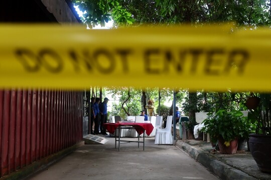 10월 20일(현지시간) 캄보디아에서 범죄 조직에 납치돼 피살당한 한국인 대학생 박 아무개 씨의 공동부검이 열리는 캄보디아 프놈펜 턱틀라 사원 안치실 앞에 폴리스라인이 설치돼 있다. 사진=연합뉴스