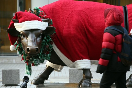 높은 확률로 매년 크리스마스를 전후로 주식시장에 ‘산타랠리’가 찾아왔다. 2014년 서울 여의도 대신증권 본사 앞에 설치된 황소상이 산타 복장을 입고 있다. 사진=연합뉴스