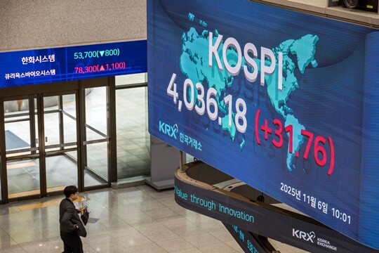 올해 코스피의 주가 급등은 산타랠리를 가로막을 수 있는 요소 중 하나다. 코스피 지수가 4000선을 넘긴 11월 6일 서울 영등포구 한국거래소에 코스피 지수가 표시되고 있다. 사진=최준필 기자