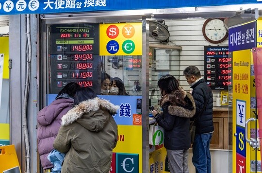 여전히 국내외 시장에 불확실성이 있다는 분석도 나온다. 원·달러 환율이 1460원 대로 상승한 11월 18일 서울 중구 명동 환전소에서 외국인들이 환전하고 있다. 사진=최준필 기자