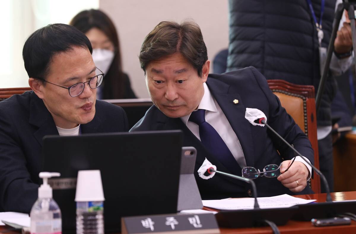 더불어민주당 박주민(왼쪽) 국회의원과 박범계(오른쪽) 의원. 사진= 박은숙 기자