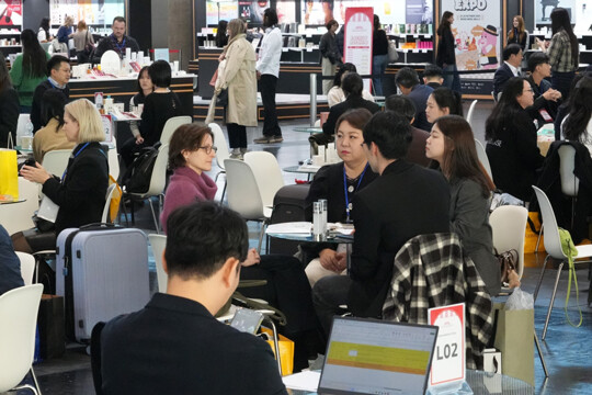 롯데는 지난 10월 오스트리아 빈에서 중소기업의 해외 판로 개척을 지원하기 위해 _롯데 브랜드 엑스포 in 중앙유럽_을 개최했다.