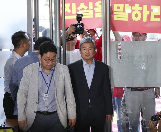 조태용 전 국가안보실장이 지난 7월 29일 오후 서울 서초구 순직해병 특검 사무실에 피의자 신분으로 출석하는 모습. 그는 윤석열 전 대통령 지시에 따라 채 상병 사건 해병대수사단 수사에 압력을 행사한 데에 조력해 기소됐다. 사진=박정훈 기자