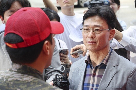 임성근 전 해병대 1사단장이 지난 7월 29일 서울 서초구 순직해병 특검 사무실에 방문하다 해병대예비역연대 회원들 항의에 가로 막힌 모습. 임 전 사단장은 고 채수근 상병 순직 관련 업무상과실치사 등 혐의로 구속 기소됐다. 사진=박정훈 기자