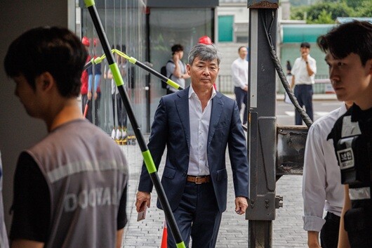이종호 전 블랙펄인베스트 대표가 지난 7월  21일 서울 종로구 김건희 특검에 소환돼 출석하는 모습. 그는 순직해병 특검에서도 임성근 구명로비 의혹 당사자로 지목돼 수사를 받아 왔다. 구명로비 의혹 실체는 드러나지 않았으나, 수사 도중 본인 휴대폰을 파손한 사실이 적발돼 증거인멸 등 혐의로 기소됐다. 사진=이종현 기자