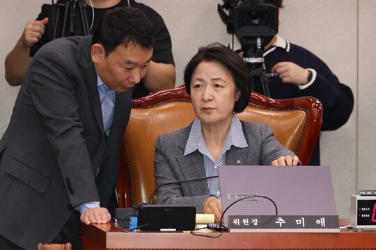 국회 법제사법위원회 추미애 위원장이 11월 11일 오후 국회 법제사법위원회 전체회의에서 김용민 더불어민주당 간사와 대화를 나누고 있다. 사진=박은숙 기자