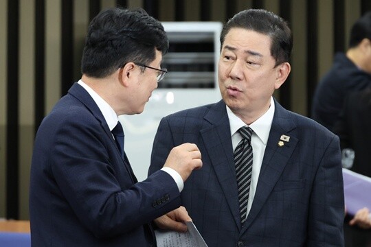 더불어민주당 김병기 원내대표와 안호영 의원이 11월 27일 국회에서 열린 의원총회에서 대화하고 있다. 사진=박은숙 기자