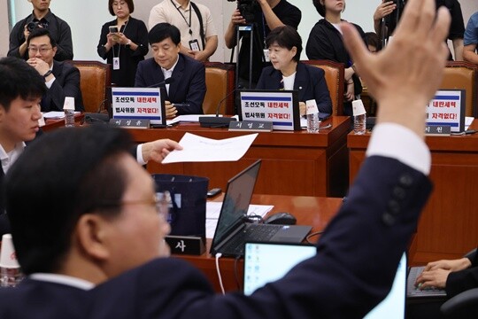 더불어민주당 김용민 의원 등이 9월 4일 국회에서 열린 법제사법위원회 전체회의에서 나경원 의원의 초선의원 발언에 항의하는 내용의 피켓을 내걸고 있다. 사진=박은숙 기자