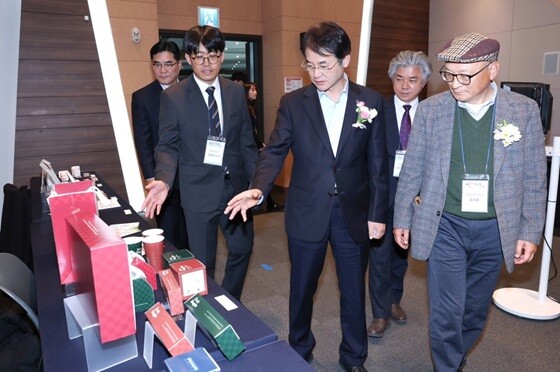 이동환 고양특례시장이‘2025 인쇄기술경진대회’수상 작품을 살펴보고 있다. 사진=고양특례시 제공