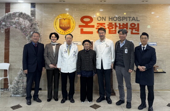 ‘그린닥터스 베트남 호치민지부’ 초대 지부장 임명 기념촬영 장면. 사진=그린닥터스 제공