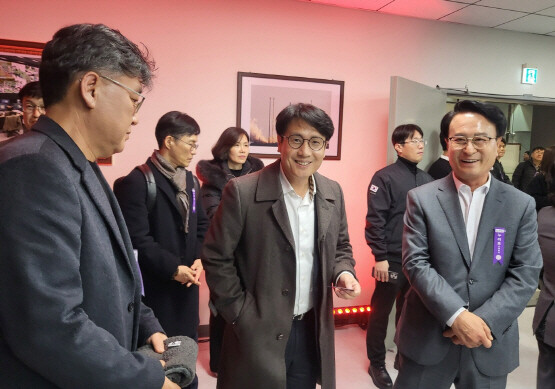 박동식 시장(오른쪽)이 누리호 4차발사 성공 후 반색하고 축하하는 장면. 사진=사천시 제공