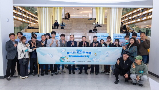 경상국립대학교 가좌캠퍼스 도서관에서 운영된 ‘RISE×로컬콘텐츠 크라우드펀딩 팝업존’ 전시 및 체험 현장 모습. 박명균 경남도 행정부지사, 권진회 총장 일행이 11월 25일 현장을 방문해 관계자들을 격려했다. 사진=경상국립대 제공