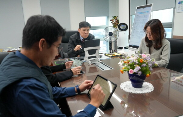 한국해양교통안전공단 김준석 공단 이사장(가운데)이 집무실에서 기획조정실 직원들과 대형 모니터와 태블릿PC를 활용한 ‘종이 없는 회의’를 진행하고 있다. 사진=KOMSA 제공