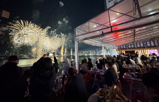 ‘2025 부산불꽃축제’를 ‘삼진포차’에서 관람하고 있는 모습. 사진=삼진어묵 제공