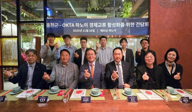 세계한인경제무역협회(OKTA) 하노이 지회와 간담회 이후 기념촬영에 나선 모습. 사진제공=홍천군