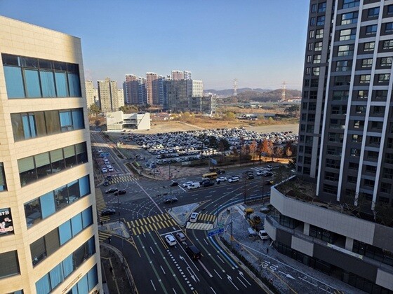스타필드 빌리지 가람도서관 교차로와 임시주차장 모습. 사진=파주시 제공