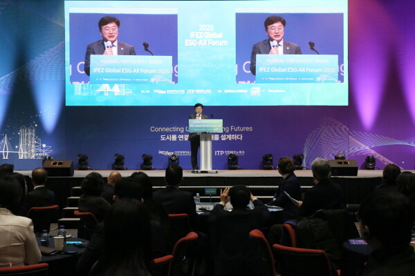 윤원석 IFEZ 청장이 '2025 IFEZ 글로벌 ESG-AX 포럼'에서 환영사를 하고 있다. 사진=인천경제청 제공