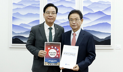 1일 이철우 지사가 국회를 방문해 송언석 원내대표를 만나 내년도 경북도의 핵심 현안사업에 대해 지원을 요청하고 기념촬영을 하고 있다. 사진=경북도 제공