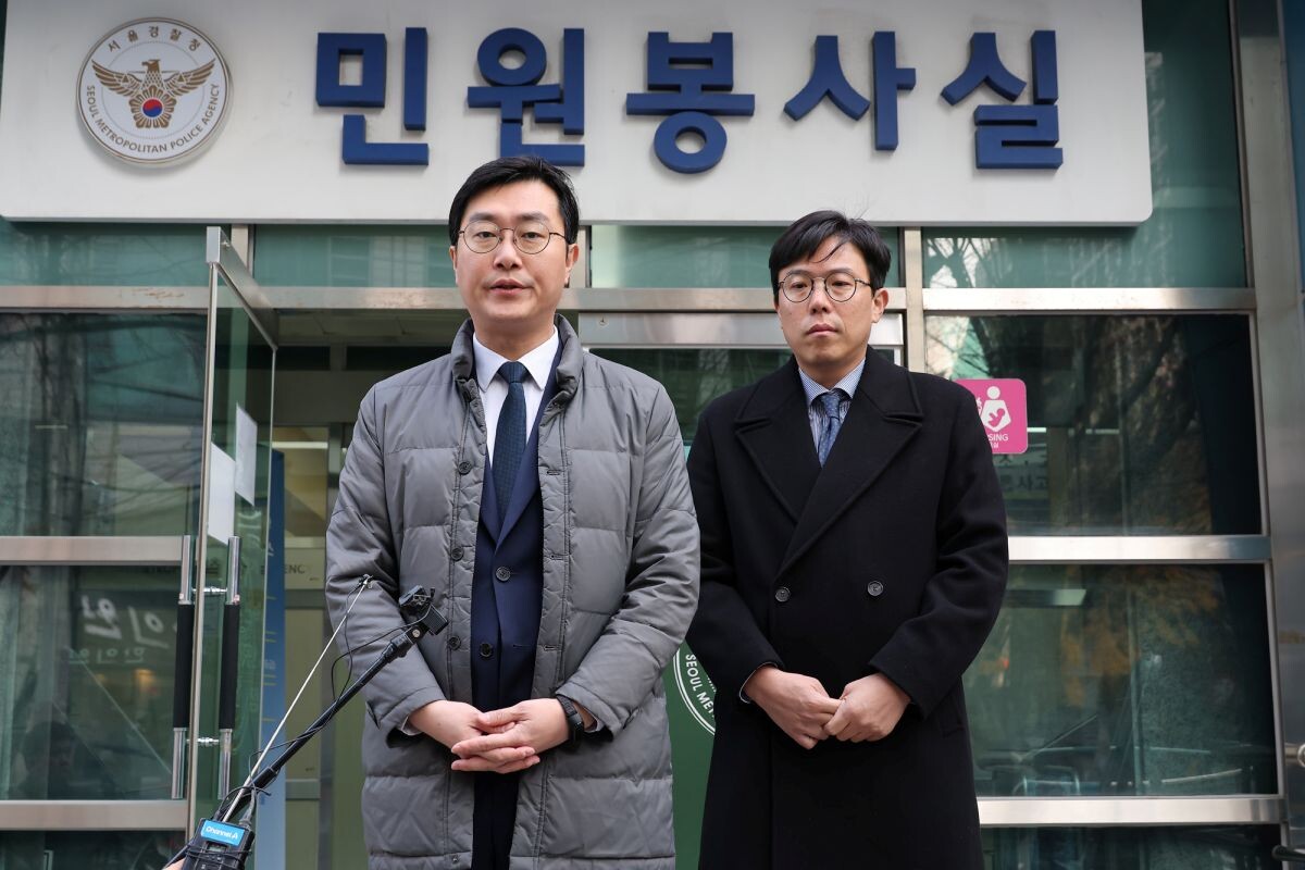 장경태 의원이 2일 오전 서울경찰청 민원실에 고소·고발장을 접수한 후 취재진에게 입장을 설명하고 있다. 사진=임준선 기자