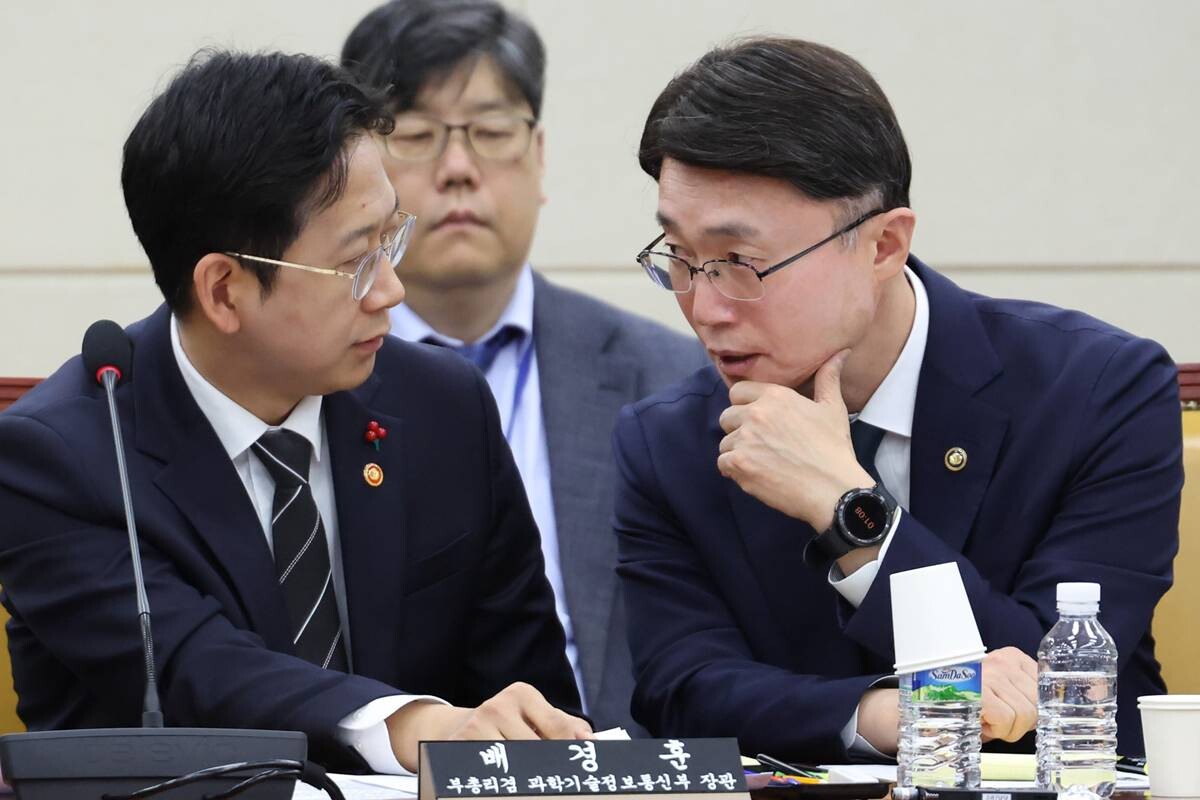 배경훈 부총리 겸 과학기술정보통신부 장관과 류제명 2차관이 2일 국회에서 열린 과학기술정보방송통신위원회의 쿠팡 개인정보 유출 사고 관련 현안질의에서 대화를 하고 있다. 사진=박은숙 기자