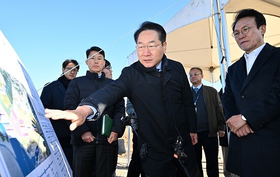 김민석 국무총리가 11월 21일 수도권매립지 현장을 방문해 유정복 인천시장으로부터 매립현황과 매립장 사용종료에 따른 활용방안 등을 청취하고 있다. 사진=인천시 제공