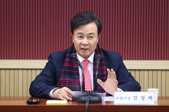김성제 의왕시장이 2일 의왕군포안산 공공주택지구 사업 주민 간담회에서 인사말을 하고 있다. 사진=의왕시 제공