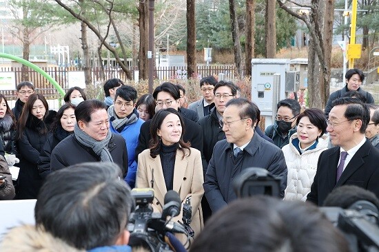 최대호 안양시장이 3일 김윤덕 국토교통부 장관과 평촌신도시 선도지구 3개 구역을 방문해 현장점검을 실시하고 있다. 사진=안양시 제공