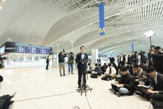 지난 4월 미국 출장에 나서며 인천공항에서 기자회견을 가진 김동연 지사. 사진=경기도