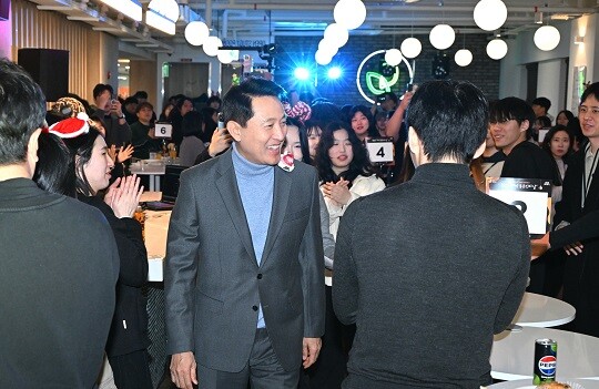 오세훈 서울시장이 12월 3일 청년취업사관학교 용산캠퍼스에서 열린 ‘청년취업사관학교 새싹 동문인의 날’ 행사에 참석해 수료생들을 만나는 모습. 사진=서울시 제공