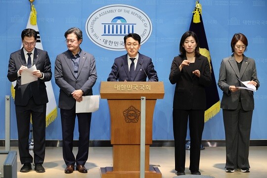 11월 17일 오세훈 시정 실패 정상화 태스크포스(TF) 소속 민주당 의원들이 국회 소통관에서 기자회견을 열고 한강버스 운항 전면 중단을 촉구하고 있다. 사진=박은숙 기자