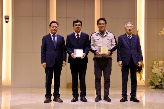 ‘경남경영인대상’ 수상 모습. 사진=경남농협 제공