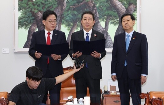 송언석 국민의힘 원내대표(왼쪽)와 김병기 더불어민주당 원내대표가 12월 2일 서울 여의도 국회에서 2026년도 예산안 처리를 위한 합의문을 읽고 있다. 맨 오른쪽은 구윤철 경제부총리 겸 기획재정부 장관. 사진=박은숙 기자