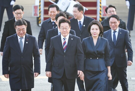 이재명 대통령이 11월 26일 경기 성남 서울공항에 도착해 공군1호기에서 내려 차량으로 이동하고 있다. 사진=임준선 기자