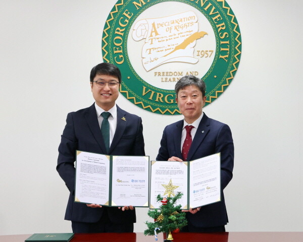 (왼쪽부터) 조슈아 박 조지메이슨대학교 한국캠퍼스 대표, 김봉환 IBK기업은행 인천지역본부장. 사진=인천글로벌캠퍼스운영재단 제공