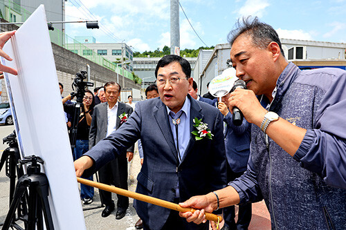 지난 7월 10일 열린 외동산업단지 복합문화센터 착공식에서 주낙영 시장이 공사 예정 부지에 대한 설명을 듣고 있다. 사진=경주시 제공
