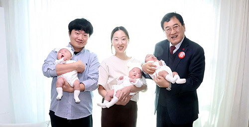 세쌍둥이 가정 방문한 주낙영 시장. 사진=경주시 제공