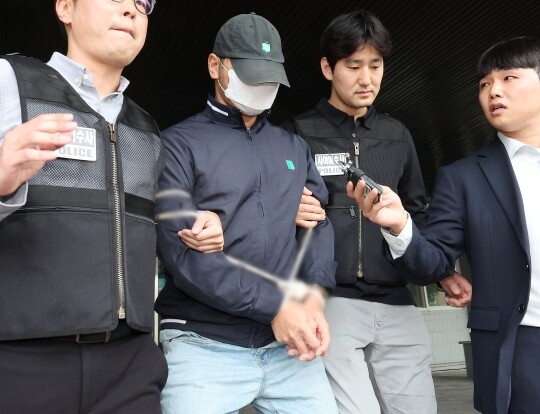 정보통신망법 위반(침해) 및 컴퓨터 등 사용 사기 혐의를 받는 중국 국적 A 씨(48)가 검찰에 송치되는 모습. 경찰은 A 씨가 윗선으로 지목한 중국 동포 B 씨의 신원을 파악해 인터폴에 적색수배를 요청했다. 사진=연합뉴스