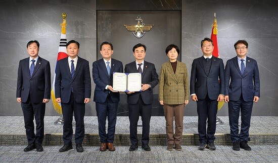 왼쪽부터 김준혁 국회의원, 김영진 국회의원, 이재준 수원특례시장, 안규백 국방부 장관, 백혜련 국회의원, 김승원 국회의원, 염태영 국회의원. 사진=국방부 제공.