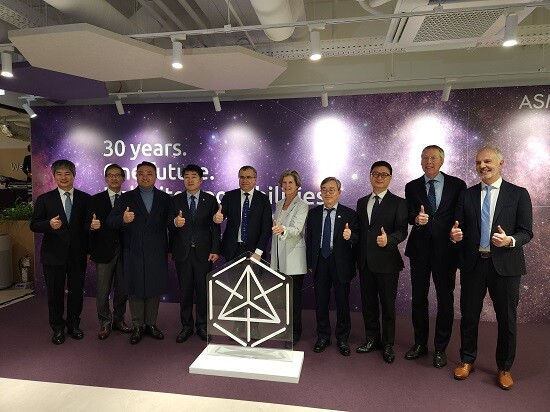 조승문 화성특례시 제2부시장이 히쳄 엠사드 ASM CEO, 이영석 ASM 코리아 대표 등 주요 내빈들과 기념촬영을 하고 있다. 사진=화성특례시 제공